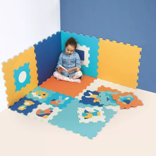 Tapis Mousse Jumbo de LUDI. Une grande surface de 180 x 180 cm, confortable pour jouer en sécurité ! Le tapis isole l’enfant du froid et amortit les chocs. Puzzle ludique : 2D, 3D ou jeu d’encastrement avec les petites dalles, les formes géométriques et les animaux. Hygiénique, utilisation indoor. Pour les enfants de plus de 10 mois. Référence produit 10014.