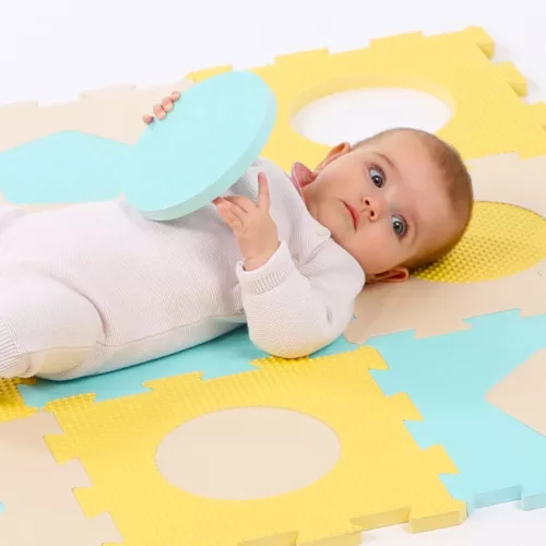 The Pastel Foam mat is a spacious and comfortable surface for safe play. This shock-absorbent mat protects your child from cold floors. Play puzzle: 2D or 3D jigsaw puzzle with geometric shapes.