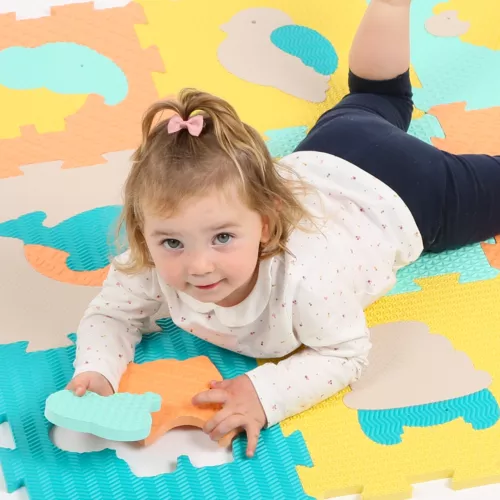 Dalles « animaux » pastel. Une surface confortable pour jouer et un grand puzzle en 3D ! 9 dalles forment le tapis qui isole bébé du froid et amortit les chocs. Jeu d’encastrement avec les animaux. Hygiénique, utilisation indoor-outdoor. Pour les enfants dès la naissance. Référence produit 10016.