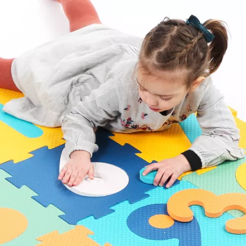 Tapis Mousse Chiffres de LUDI. Les 9 dalles aux couleurs dynamiques forment un tapis qui isole l’enfant du froid et amortit les chocs. C’est aussi un puzzle avec les chiffres à encastrer au bon endroit ! Référence : 10022.