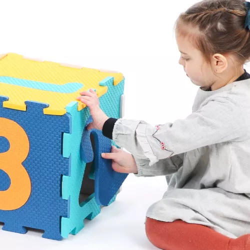 Numbers foam mat is a comfortable surface to play or a big puzzle in 3D? The both! The 9 interlocked tiles isolates baby from the cold and absorbs impacts. Hygienic, indoor-outdoor use.