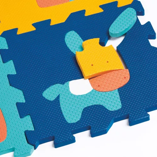 Tapis Mousse 9 animaux de LUDI. 9 dalles avec des animaux à recomposer et à encastrer. Le tapis isole l’enfant du froid et amortit les chocs. Ce puzzle offre une belle surface confortable pour jouer en sécurité ! Référence du produit LUDI 10023.