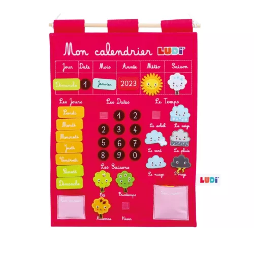 Calendrier pour enfant. Apprendre à lire la date et à s’organiser dans le temps. Notion du temps qui passe : années, mois, jours, saisons, météo. Calendrier en tissu, 100% coton. Étiquettes en feutrine. Référence produit : 2095.