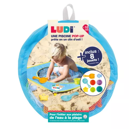 Grâce à la Piscine de plage pop-up, les tout-petits peuvent profiter de l’eau de mer sous les yeux de leurs parents. Fournie avec 8 jouets de plages et 1 sac de transport ! Légère et peu encombrante, se range facilement. Dès 10 mois. Référence produit 2202.