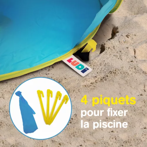 Grâce à la Piscine de plage pop-up, les tout-petits peuvent profiter de l’eau de mer sous les yeux de leurs parents. Fournie avec 8 jouets de plages et 1 sac de transport ! Légère et peu encombrante, se range facilement. Dès 10 mois. Référence produit 2202.