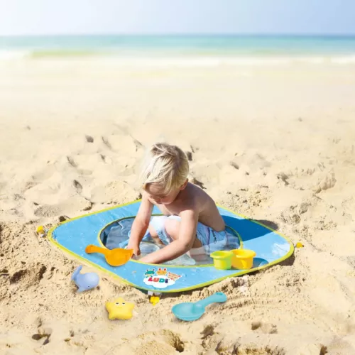 Grâce à la Piscine de plage pop-up, les tout-petits peuvent profiter de l’eau de mer sous les yeux de leurs parents. Fournie avec 8 jouets de plages et 1 sac de transport ! Légère et peu encombrante, se range facilement. Dès 10 mois. Référence produit 2202.