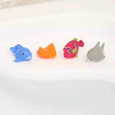 Aspergeurs de bain « Poissons ». 4 poissons pour s’amuser à s’arroser à l’heure du bain. Référence produit 2221.