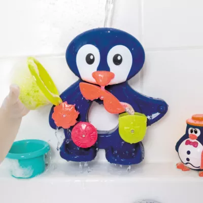 Coffret de bain Pingouin LUDI. Les pingouins amusent les petits à l’heure du bain ! Composé d’un pingouin avec moulin à eau, de verres gigognes et figurines. Fixation : ventouses. Référence produit 2240.