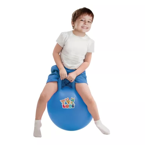 Ballon sauteur « bleu » LUDI. Ce gros ballon coloré est idéal pour faire la course ou s’amuser avec les copains ! Résistant, il s'utilise à l'intérieur comme à l'extérieur. Pour les enfants de plus de 3 ans. Référence produit 2781.