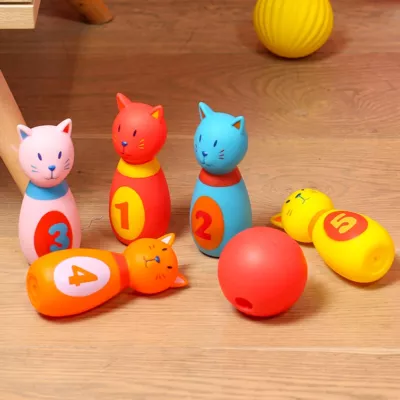 Jeu de quilles « chat » de LUDI. Coffret de 5 quilles et 1 boule. Les enfants s'amusent à renverser les quilles et développent ainsi leur habileté. Jeu silencieux qui aide à la motricité. Plastique souple. Quilles stables. Pour les enfants de plus de 10 mois. Référence produit 3450.