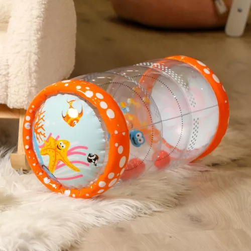 Baby roller « Mer» de LUDI. Cylindre gonflable transparent au décor amusant, avec balles sonores qui stimulent la curiosité de Bébé. Pour les enfants de plus de 6 mois. Référence produit 3452.