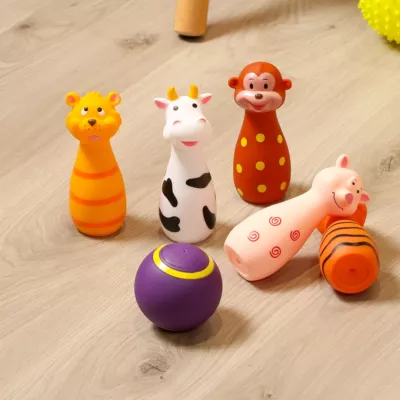 Jeu de quilles « animaux » de LUDI. Coffret de 5 quilles et 1 balle. Les enfants s'amusent à renverser les quilles et développent ainsi leur habileté. Jeu silencieux qui aide à la motricité. Plastique souple. Quilles stables. Pour les enfants de plus de 10 mois. Référence produit 3455.