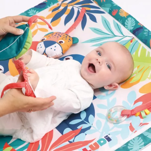 Tapis d'eveil toucan moelleux. Arches et activités sensorielles amovibles pour l'éveil des petits.