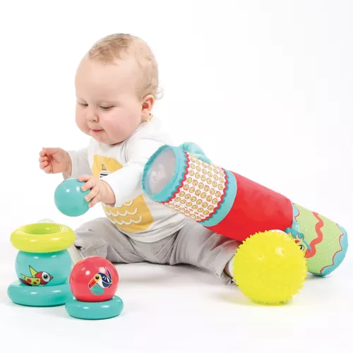 The large inflatable roller lets them move, push and even climb on it, developing their gross motor skills. Its fabric cover, decorated with colourful, textured ribbons, provides extra visual and tactile stimulation. It also includes a teething ring to soothe baby.