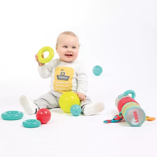 The large inflatable roller lets them move, push and even climb on it, developing their gross motor skills. Its fabric cover, decorated with colourful, textured ribbons, provides extra visual and tactile stimulation. It also includes a teething ring to soothe baby.