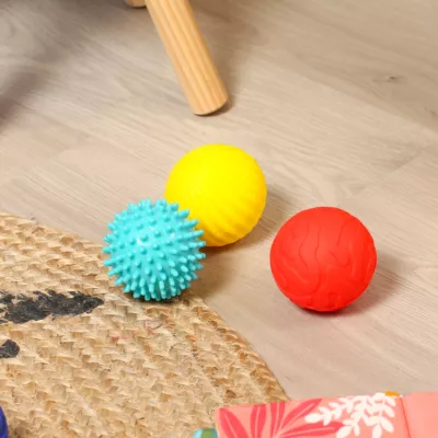 3 little sensory balls from LUDI. These balls will attract Baby's attention and intrigue him with their bright colours and soft textures. The small size of the balls makes them easy to hold. For children from 6 months. Product reference 30008.