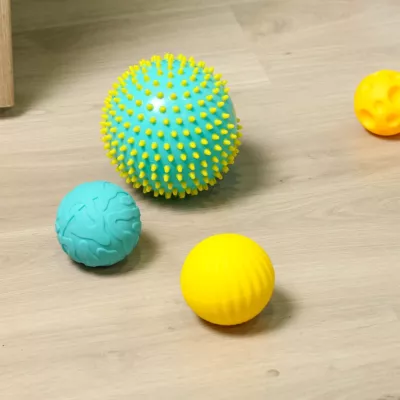 Set of 3 LUDI ‘blue’ sensory balls. Stimulates baby's senses while having fun. Develops dexterity and motor skills. Soft, lightweight, hygienic plastic. For children from 6 months. Product reference 30021.