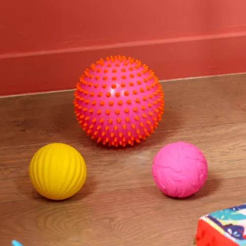 Set of 3 LUDI ‘pink’ sensory balls. Stimulates baby's senses while having fun. Develops dexterity and motor skills. Soft, lightweight, hygienic plastic. For children from 6 months. Product reference 30022.