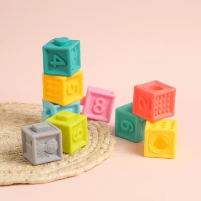 Cubes emboîtables de LUDI. 1er jeu de construction ! 9 cubes souples et colorés à empiler et à encastrer. Spécialement conçu pour les écrasements et mordillements. Sécurité et hygiène garanties. Pour les enfants dès 10 mois. Référence produit 30043.