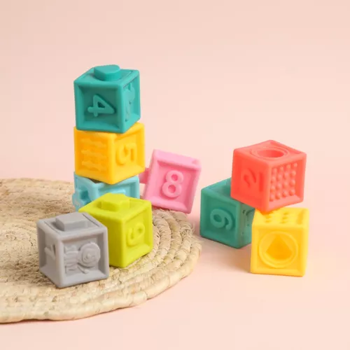 LUDI interlocking cubes. 1st construction game! 9 soft, colourful cubes to stack and fit together. Specially designed for crushing and chewing. Safety and hygiene guaranteed. For children from 10 months. Product reference 30043.