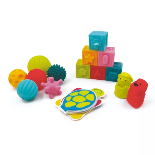 LUDI Cubes Balls Book Early Learning Set. 6 soft cubes to stack and nest: 1st construction game. 6 small sensory balls (different colours, sizes and shapes). 1 bath book with 2 ‘squirting’ animals that make the water squirt. Easy to hold. Specially designed for crushing and biting. Guaranteed safety and hygiene. For children aged 10 months and over. Product reference 30054.