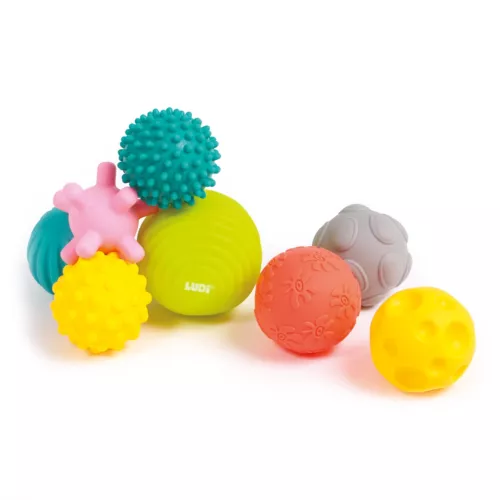 Assortiment de 8 balles de LUDI. 8 balles aux couleurs, formes et tailles différentes pour attiser la curiosité des enfants. Développent la dextérité de Bébé. Hygiénique. Se rangent facilement dans un bocal inclus. Pour les enfants dès 6 mois. Référence produit 30055.