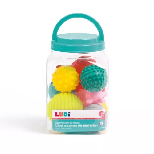 Assortiment de 8 balles de LUDI. 8 balles aux couleurs, formes et tailles différentes pour attiser la curiosité des enfants. Développent la dextérité de Bébé. Hygiénique. Se rangent facilement dans un bocal inclus. Pour les enfants dès 6 mois. Référence produit 30055.