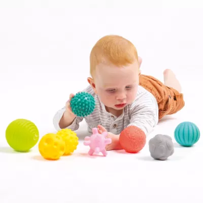 Assortment of 8 LUDI balls. 8 balls in different colours, shapes and sizes to arouse children's curiosity. Develops baby's dexterity. Hygienic. Easy to store in the included jar. For children from 6 months. Product reference 30055.