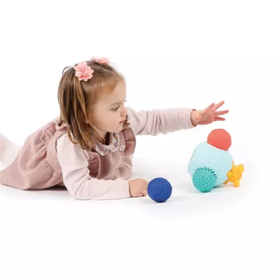 Puzzle multi balles de LUDI. Un puzzle en 3D formé d'une grande balle et de 5 petites balles sensorielles. Balles aux couleurs, formes et tailles différentes pour attiser la curiosité des enfants. Développent la dextérité de bébé, de sa mémoire et de sa logique. 100% PVC, Hygiénique. Pour les enfants dès 3 mois. Référence produit 30065.