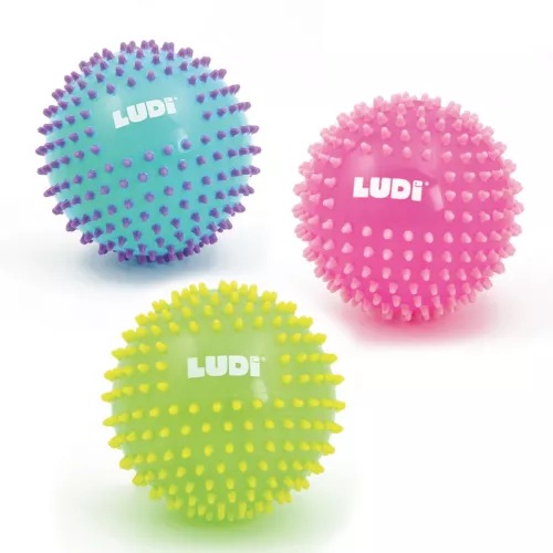 Two-coloured sensory balls from LUDI. A ball with soft pimples that develops baby's sense of touch while having fun. Ideal for learning to coordinate movements. Soft, light and hygienic plastic. For children from 6 months. Product reference 30068.