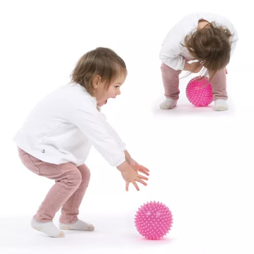 Two-coloured sensory balls from LUDI. A ball with soft pimples that develops baby's sense of touch while having fun. Ideal for learning to coordinate movements. Soft, light and hygienic plastic. For children from 6 months. Product reference 30068.