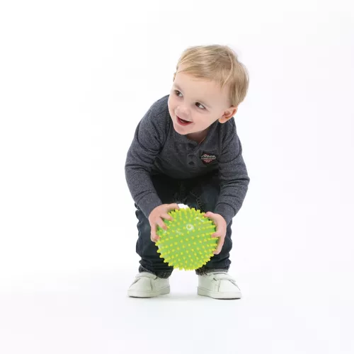 Two-coloured sensory balls from LUDI. A ball with soft pimples that develops baby's sense of touch while having fun. Ideal for learning to coordinate movements. Soft, light and hygienic plastic. For children from 6 months. Product reference 30068.