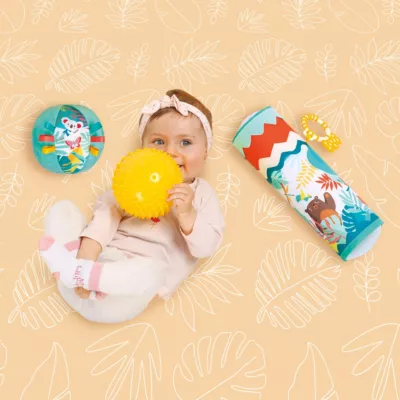 LUDI sensory set. This set of early-learning toys helps baby discover the senses and develop fine motor skills. Contents: an inflatable tube (multiple textile materials, 1 bell, 1 teething ring) and 2 sensory balls. For children from 6 months. Product reference 30076.