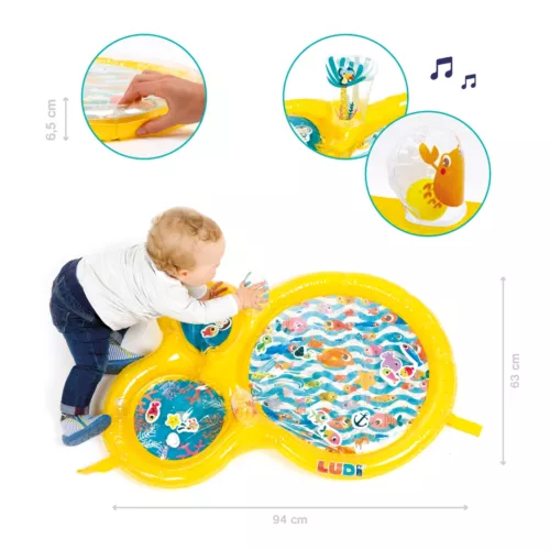 Le Maxi tapis d’eau de LUDI. Ce tapis de jeu aux couleurs vives attire la curiosité de bébé. Les enfants tentent d’attraper les jouets flottants et s’amusent à presser pour faire circuler l’eau entre les bassins. Idéal pour développer la motricité, ce jouet éveille tous les sens de bébé ! Le centre du tapis se remplit rapidement avec l’eau du robinet. Partie extérieure facile à gonfler. Tapis solide avec de belles finitions. Activités gonflées : pouêt-pouêt et grelot. Pour les enfants dès 10 mois. Référence produit 30078.