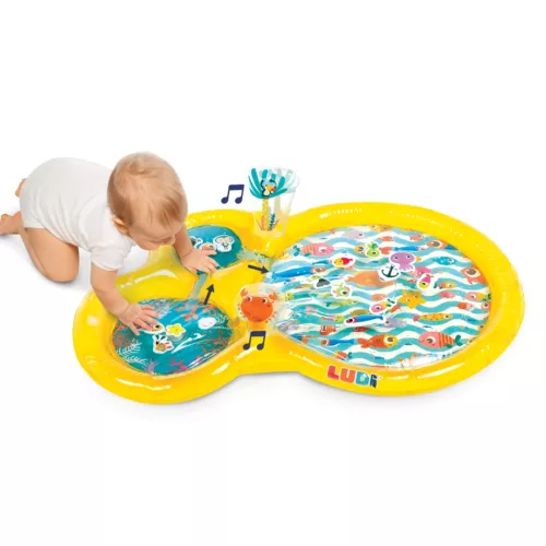 Le Maxi tapis d’eau de LUDI. Ce tapis de jeu aux couleurs vives attire la curiosité de bébé. Les enfants tentent d’attraper les jouets flottants et s’amusent à presser pour faire circuler l’eau entre les bassins. Idéal pour développer la motricité, ce jouet éveille tous les sens de bébé ! Le centre du tapis se remplit rapidement avec l’eau du robinet. Partie extérieure facile à gonfler. Tapis solide avec de belles finitions. Activités gonflées : pouêt-pouêt et grelot. Pour les enfants dès 10 mois. Référence produit 30078.