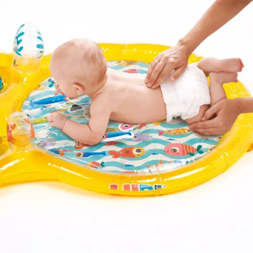 The Maxi water mat from LUDI. This brightly coloured play mat attracts baby's curiosity. Children try to catch the floating toys and have fun squeezing to make the water circulate between the pools. Ideal for developing motor skills, this toy awakens all baby's senses! The centre of the mat fills up quickly with tap water. Easy-to-inflate outer section. Solid mat with beautiful finishes. Inflatable activities: honka-honka and bell. For children from 10 months. Product reference 30078.