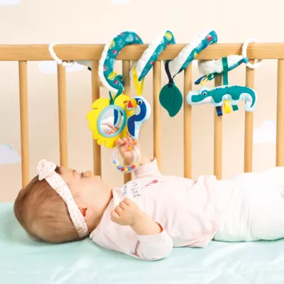 Crocodile’ spiral from LUDI. A spiral of early-learning toys that can be attached to a variety of supports. Includes lots of activities (teething ring, mirror, pouêt pouêt). For children from birth. Product reference 30082.