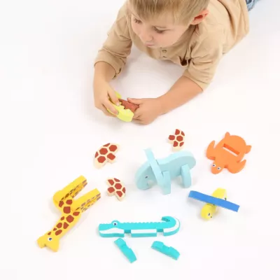 Construction game to stimulate fine motor skills and develop imagination with 18 interchangeable pieces. 5 animals and 1 tree made from soft, lightweight foam. From 18 months.