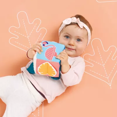 LUDI ‘Leaf’ fabric activity cube. Soft fabric activity cube to develop baby's sense of touch and coordination of movement while having fun! (Handle, teething ring, ribbons, mirror, different textures). For children from 3 months. Product reference 30088.