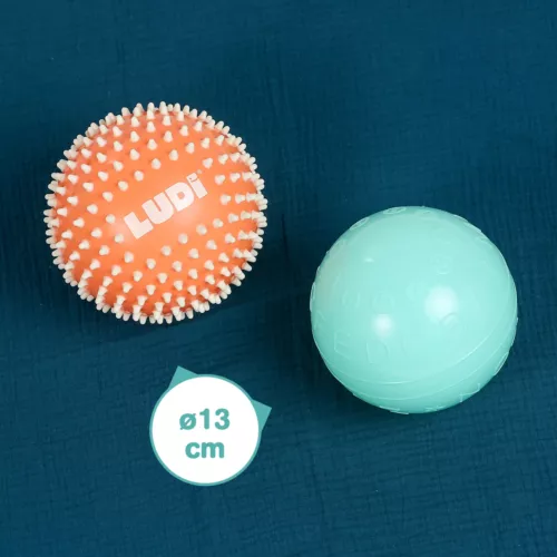 Duo of sensory balls with pimples from LUDI. Develops baby's sense of touch while having fun. Ideal for learning and movement coordination. Soft, lightweight and hygienic plastic. For children from 6 months. Product reference 30089.