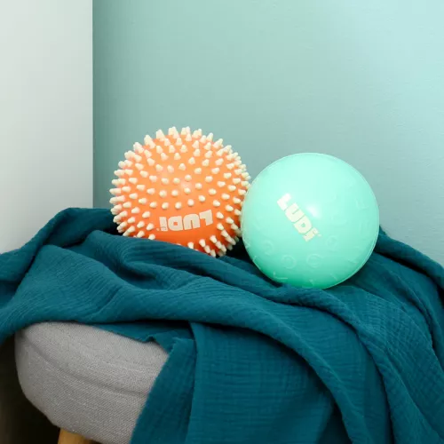 Duo of sensory balls with pimples from LUDI. Develops baby's sense of touch while having fun. Ideal for learning and movement coordination. Soft, lightweight and hygienic plastic. For children from 6 months. Product reference 30089.