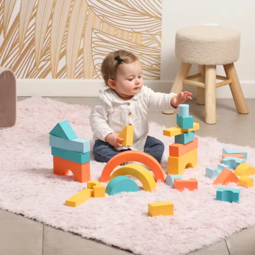 28 colourful, lightweight foam elements. Develops fine motor skills and imagination. From 10 months