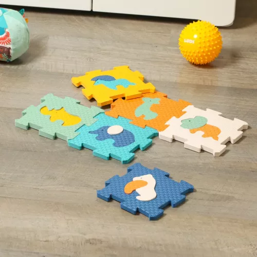 Foam mat with 6 small tiles. Insulates against cold and absorbs shocks. Hygienic. 2D, 3D or animal puzzle. Dim. tiles L 16.5 x W 16.5 x H 1.2 cm. From 10 months.