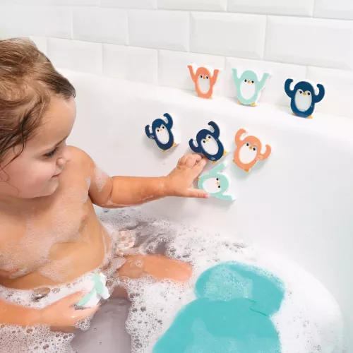 Testez l'équilibre de ses 8 pingouins ! Jeu de concentration à jouer également dans le bain. Flotte sur l'eau et se colle aux parois du bain. Inclus : 2 plateformes et 1 filet de rangement.