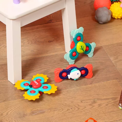 Lot de 3 jolis spinners pour Bébé qui s'accrochent sur toutes surfaces lisses grâce à leur ventouse. Faciles à actionner et à arrêter ils développent la dextérité et l'acuité visuelle.