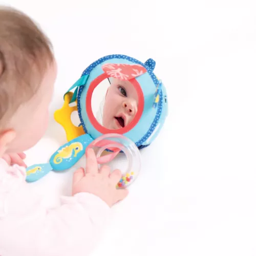 Il y a beaucoup à faire sur ce jouet d'activité suspendu en forme de baleine, qui stimule les sens de bébé, sa motricité fine et sa capacité à saisir, tout en lui permettant de s'amuser en apprenant à se servir de ses mains ! Dès 3 mois.