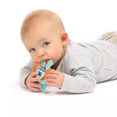 A transparent ‘rabbit’ rattle to watch the little balls wiggle! Chew-resistant. Develops baby's dexterity.