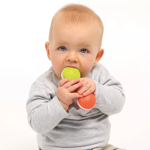 Un coffret de 4 hochets qui résistent aux mâchouillements ! Bébé s’émerveille devant les petites billes qui s’agitent et les sons rigolos !