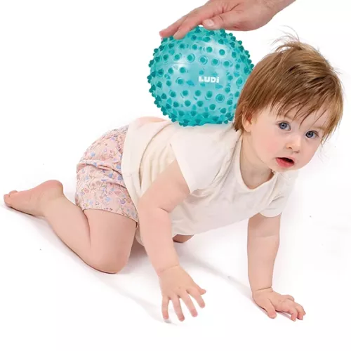 A ball with soft pimples that develops baby's sense of touch while having fun. Ideal for learning to coordinate movements. Soft, lightweight, hygienic plastic. From 6 months.