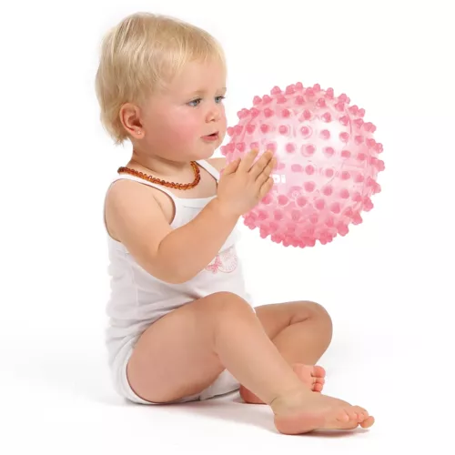 A ball with soft pimples that develops baby's sense of touch while having fun. Ideal for learning to coordinate movements. Soft, lightweight, hygienic plastic. From 6 months.